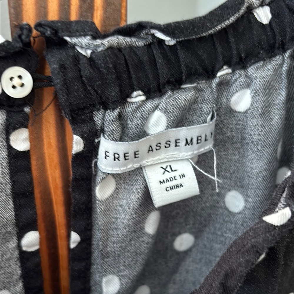 Boxy Black Polka Dot Blouse with Relaxed Fit - Picture 2 of 5